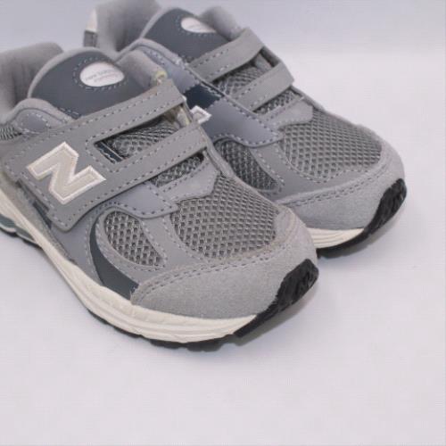 New Balance 2002 v 2