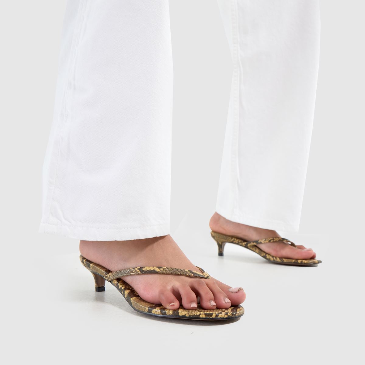 schuh Sunnie Toe Post Kitten in Multi