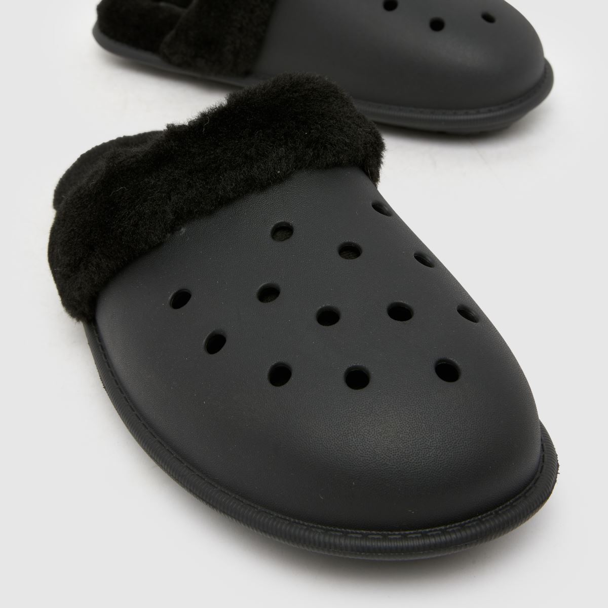 Crocs Classic Fuzz in Black Crocs Classic Fuzz 4