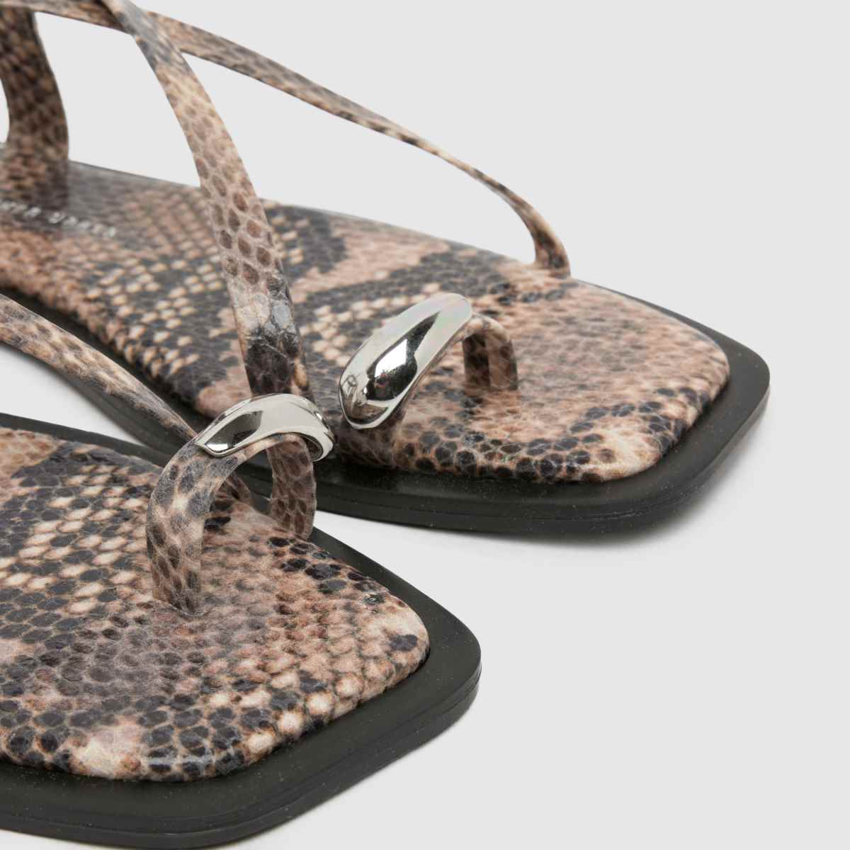 schuh Taran Metal Toeloop in Stone & Black schuh Taran Metal Toeloop 7