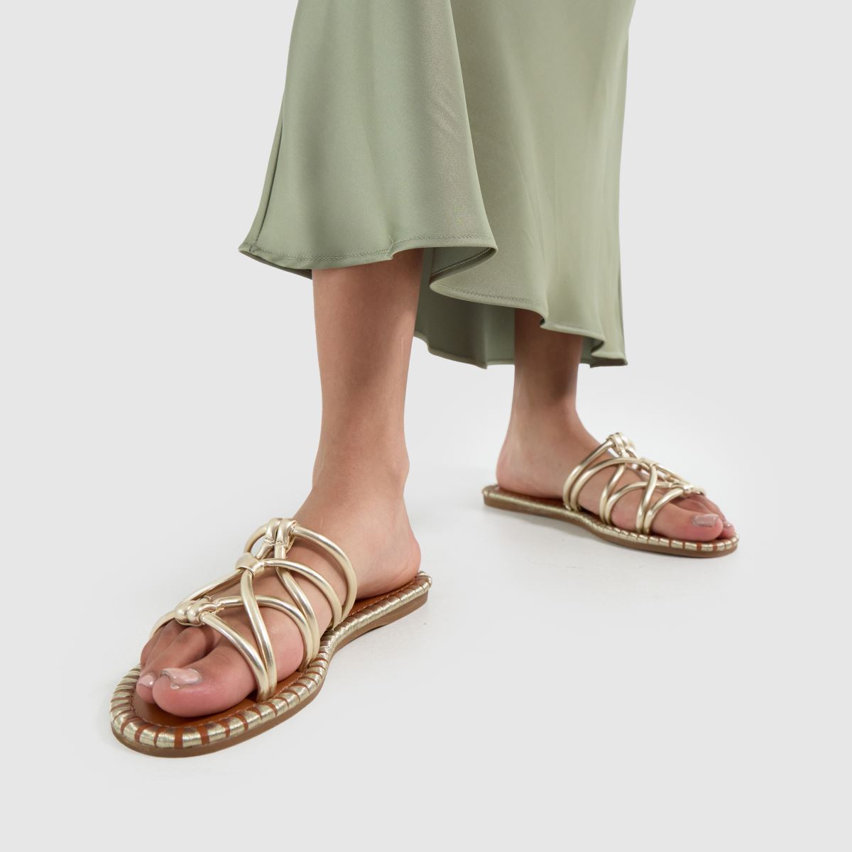 schuh Tevin Strappy Mule in Gold schuh Tevin Strappy Mule 8