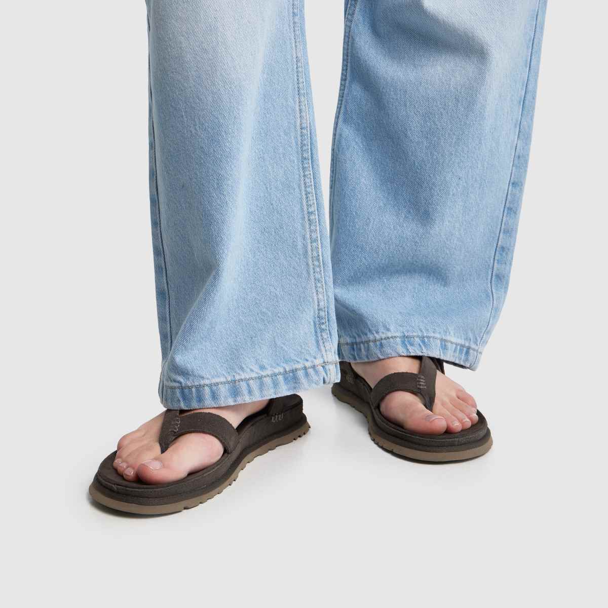 UGG Goldengaze Toe Post in Dense Smoke UGG Goldengaze Toe Post 8
