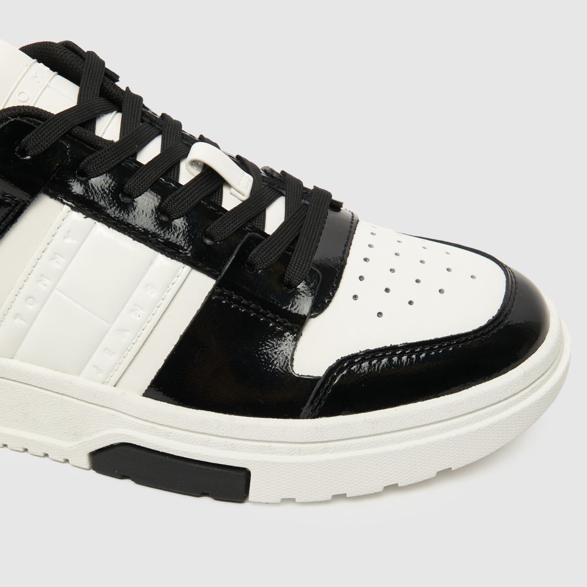 TOMMY JEANS The Brooklyn in Black & White TOMMY JEANS The Brooklyn 4