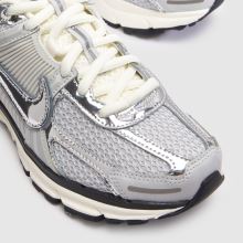 Nike Vomero 5 in White & Silver Nike Vomero 5,3 of 4