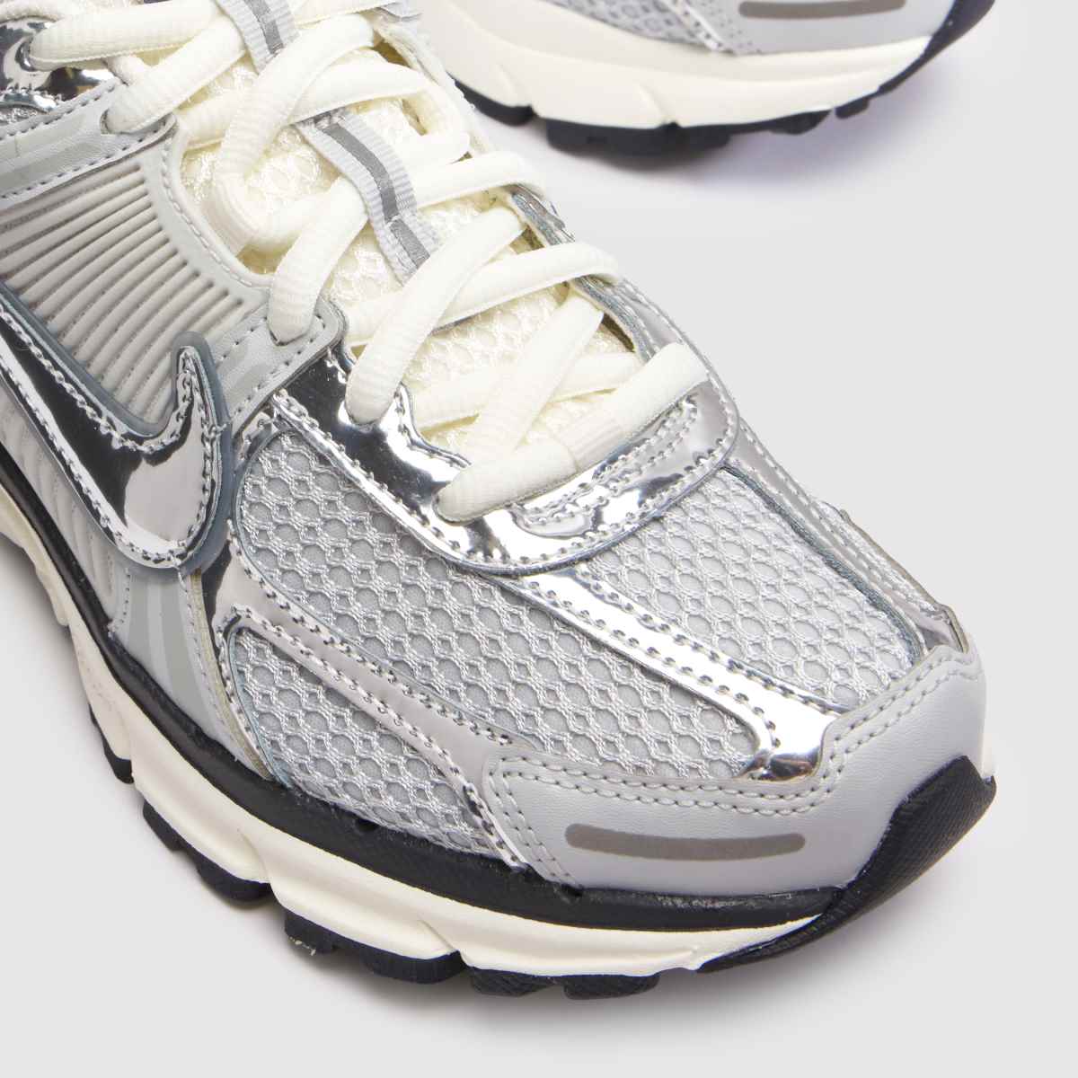 Nike Vomero 5 in White & Silver Nike Vomero 5 4