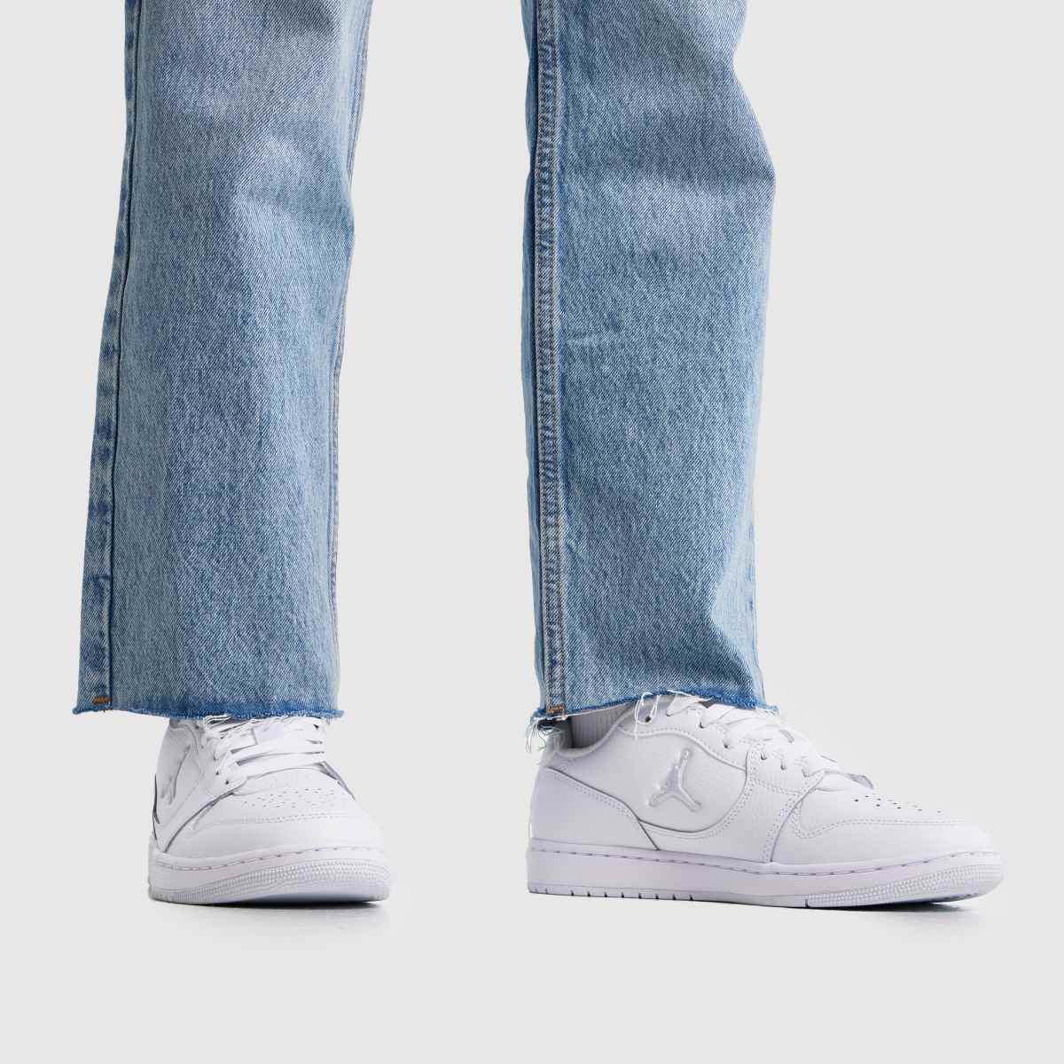 Nike Jordan Court Connect Low in White Nike Jordan Court Connect Low 8