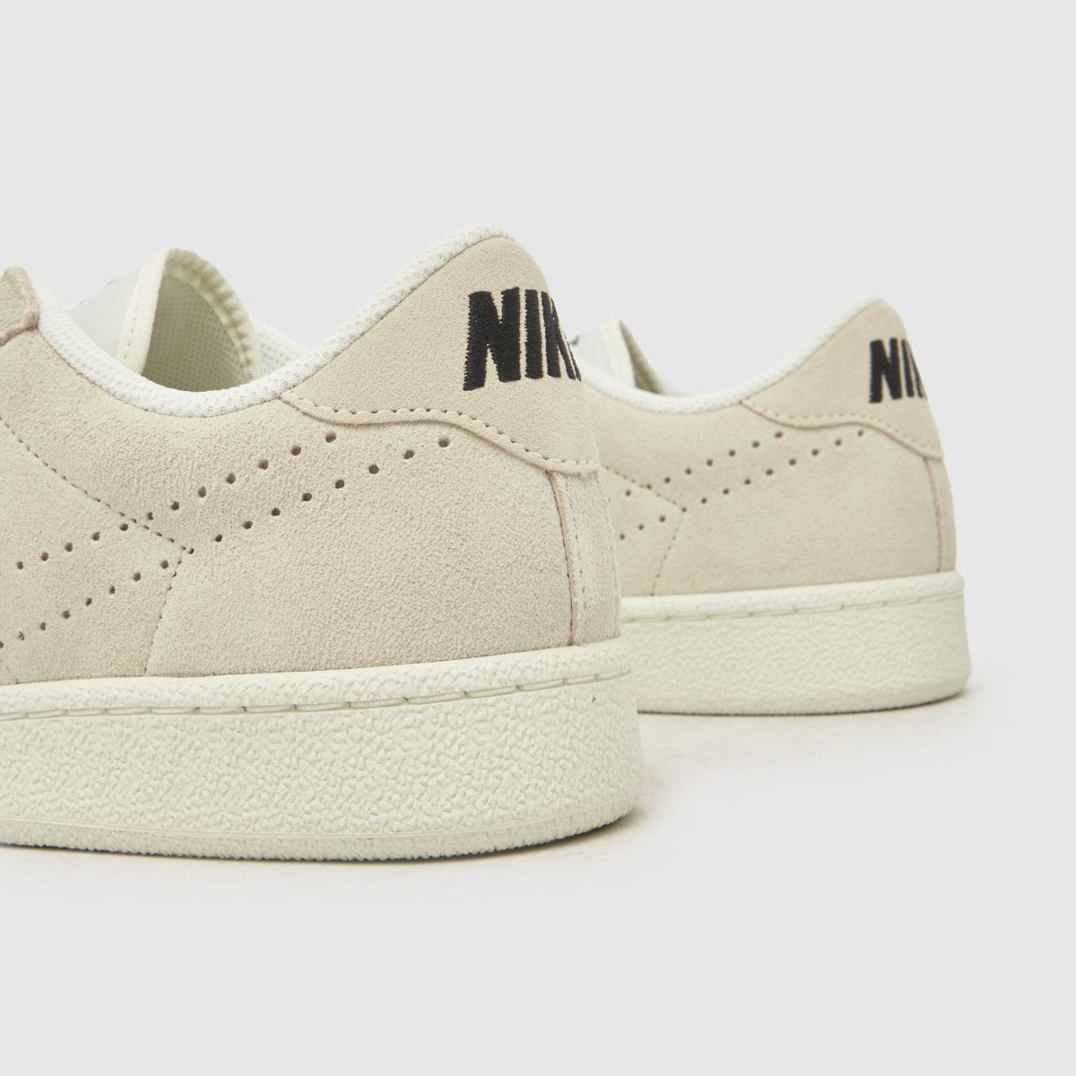Nike Tennis Classic in Off-White Nike Tennis Classic 7