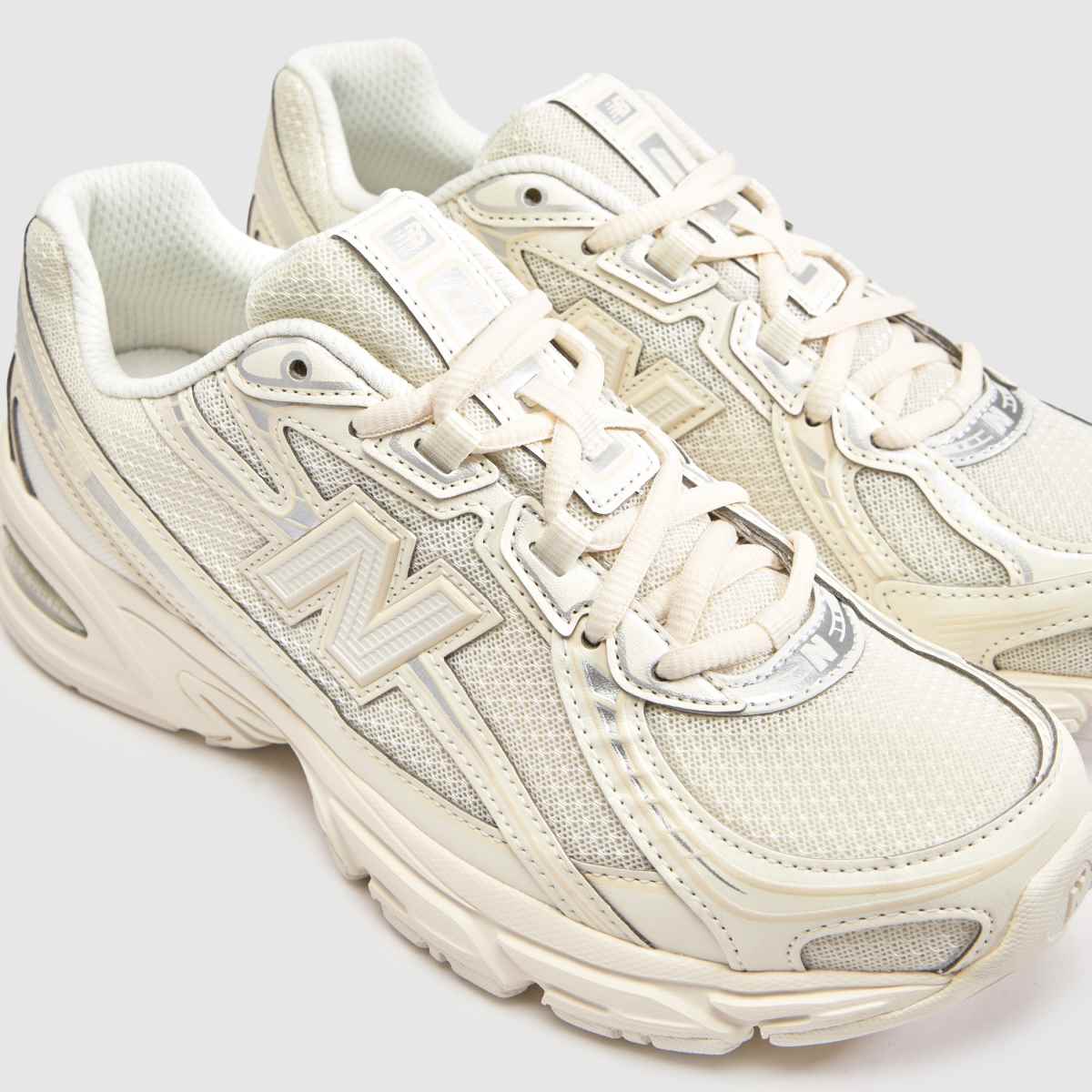 New Balance 740 in Off-White New Balance 740 4
