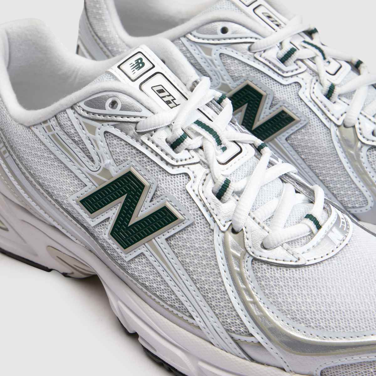 New Balance 740 in White & Green New Balance 740 4