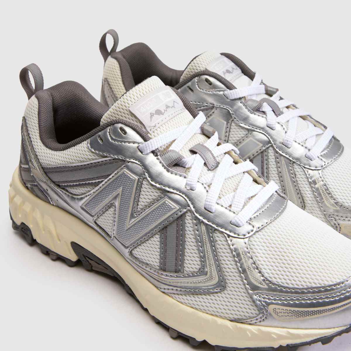 New Balance 410v5 in White & Silver New Balance 410v5 4