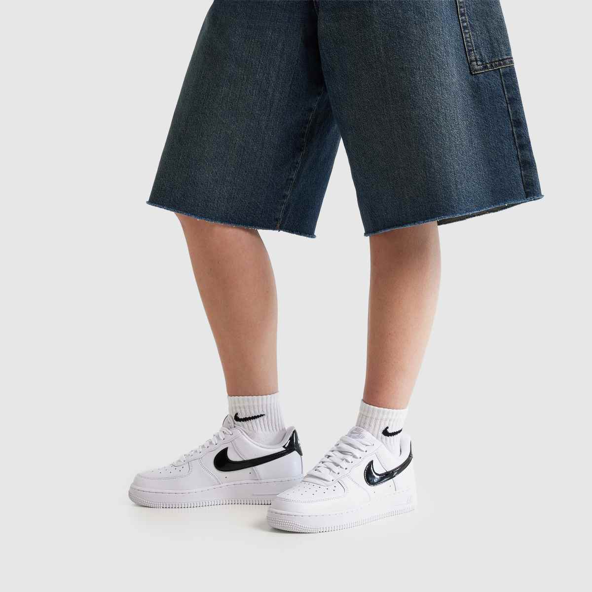 Nike Air Force 1 in White & Black Nike Air Force 1 8
