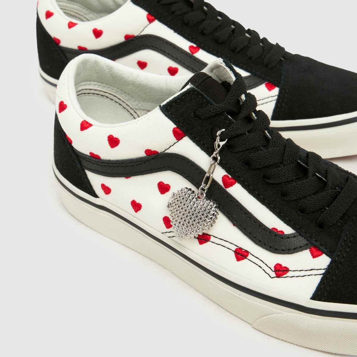 Vans Old Skool Hearts in White & Red Vans Old Skool Hearts 4
