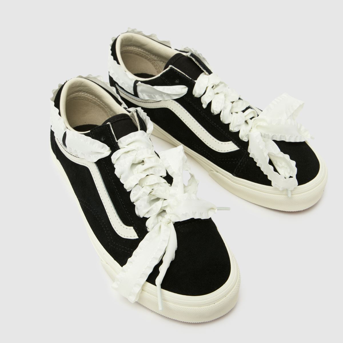 Vans Old Skool in Black & White Vans Old Skool 4