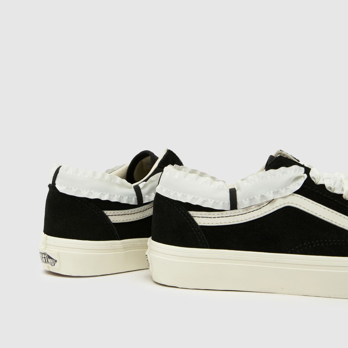 Vans Old Skool in Black & White Vans Old Skool 7