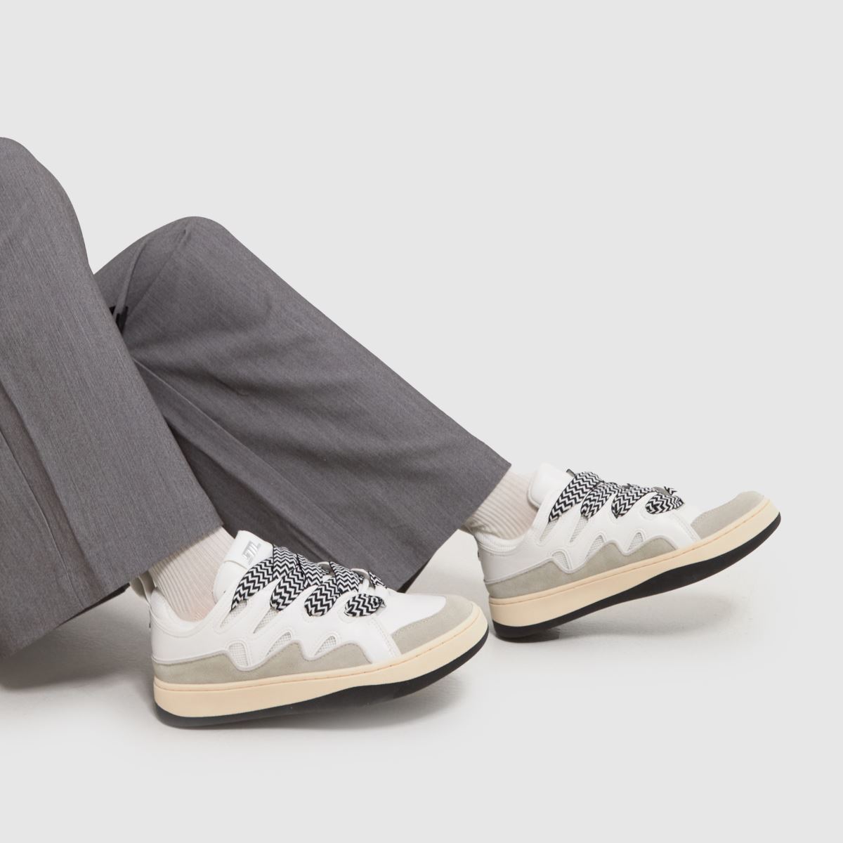 コーディネートの主役に！【Steve Madden】ROARING スニーカー コーディネートの主役に！【Steve Madden】ROARING スニーカー
