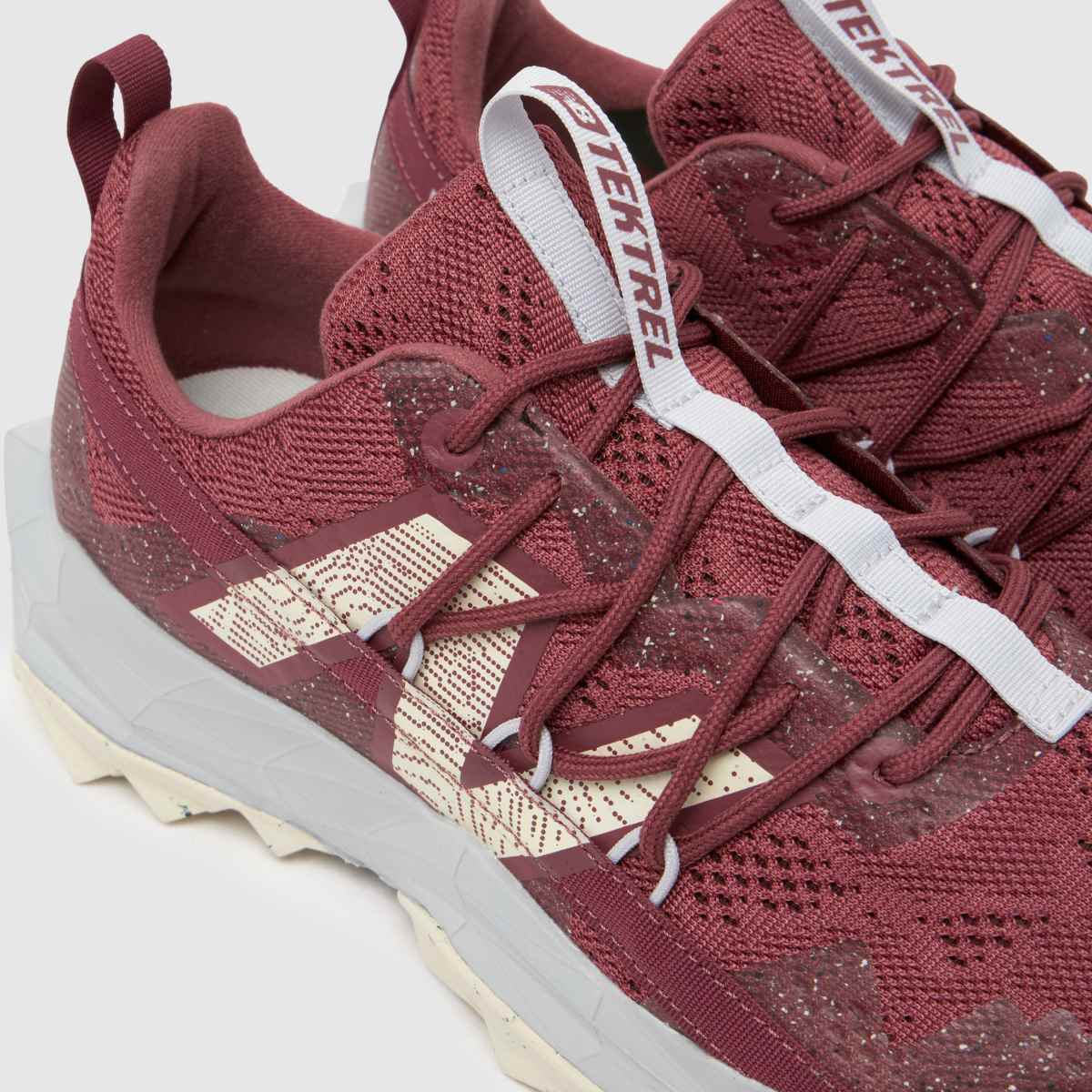 New Balance Tektrel in Burgundy New Balance Tektrel 4