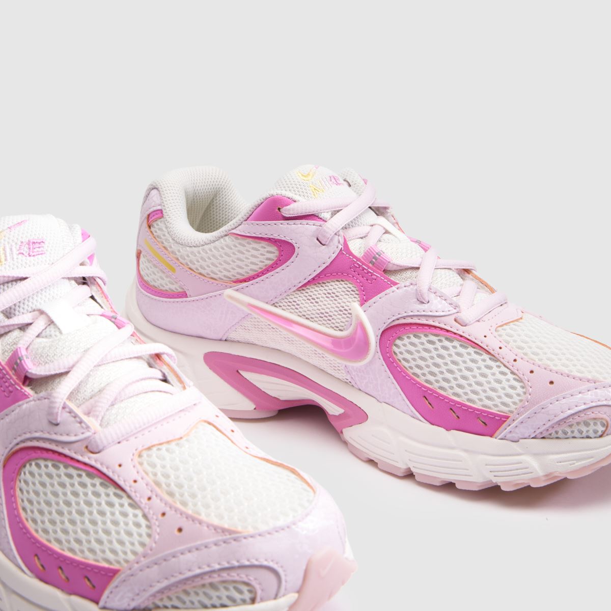 Nike V5 RNR in White & Pink Nike V5 RNR 4