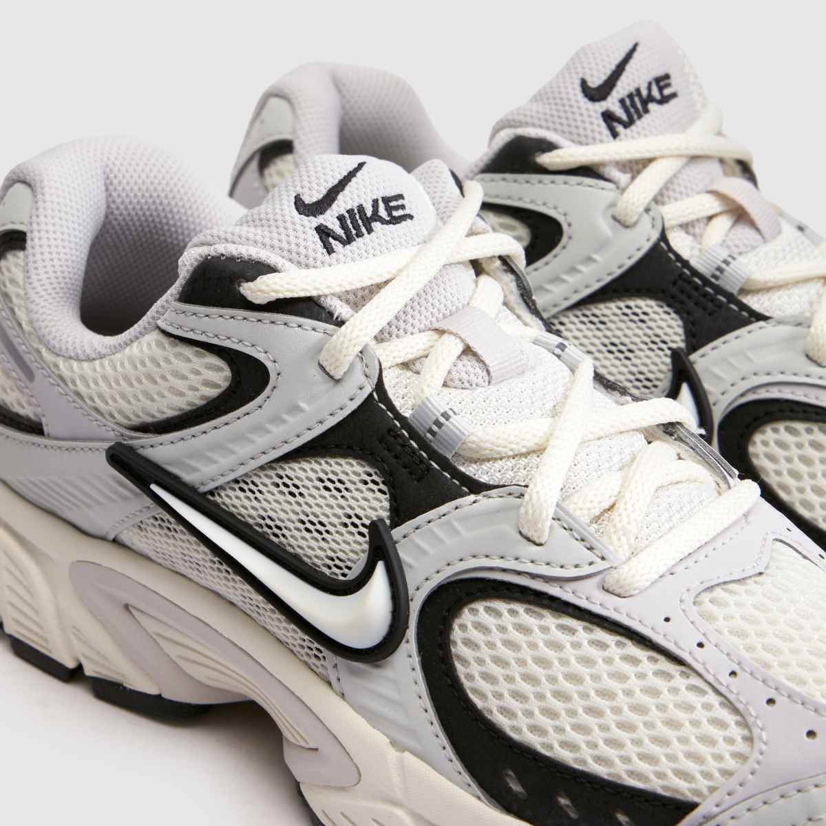 Nike V5 RNR in White & grey Nike V5 RNR 4