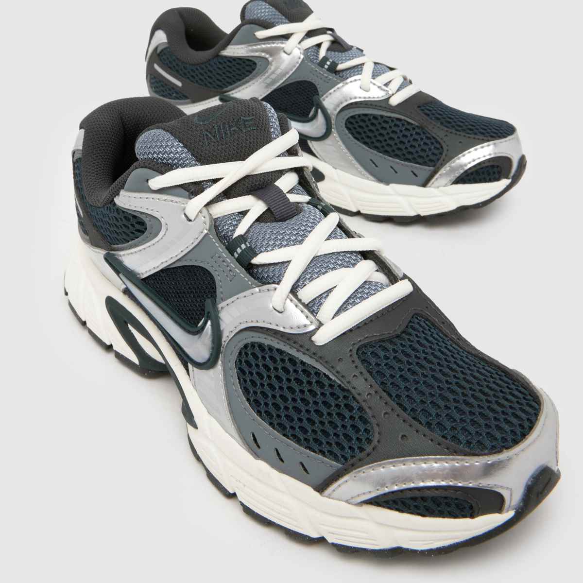 Nike V5 RNR in Silver Multi Nike V5 RNR 4