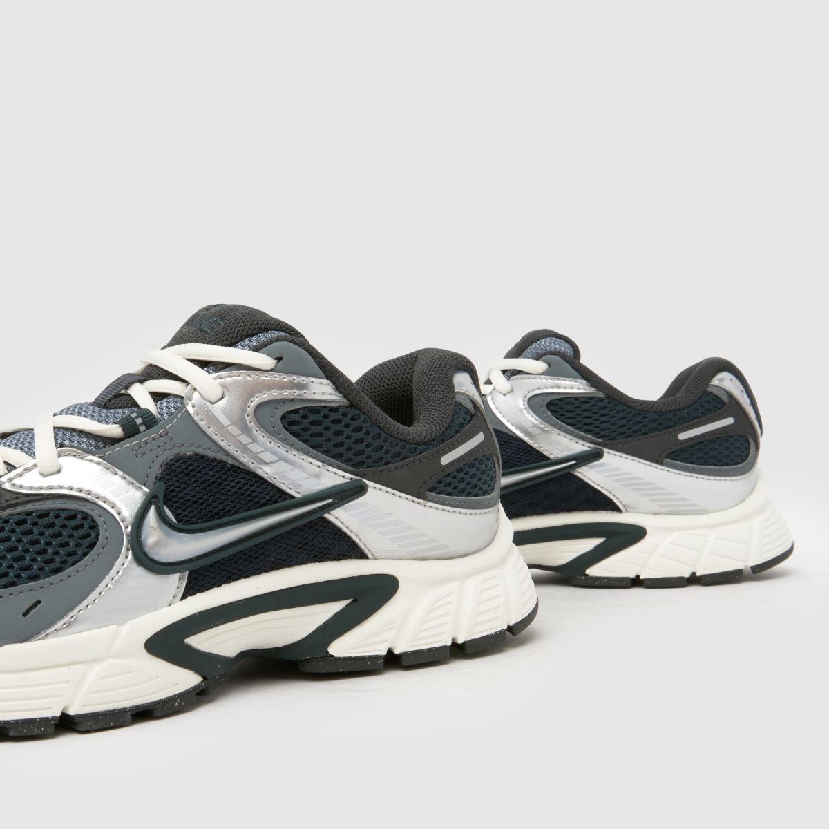 Nike V5 RNR in Silver Multi Nike V5 RNR 7