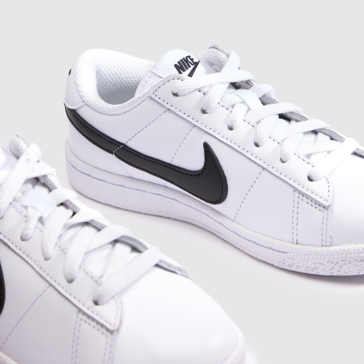 Nike Tennis Classic Junior in White & Black Nike Tennis Classic 4