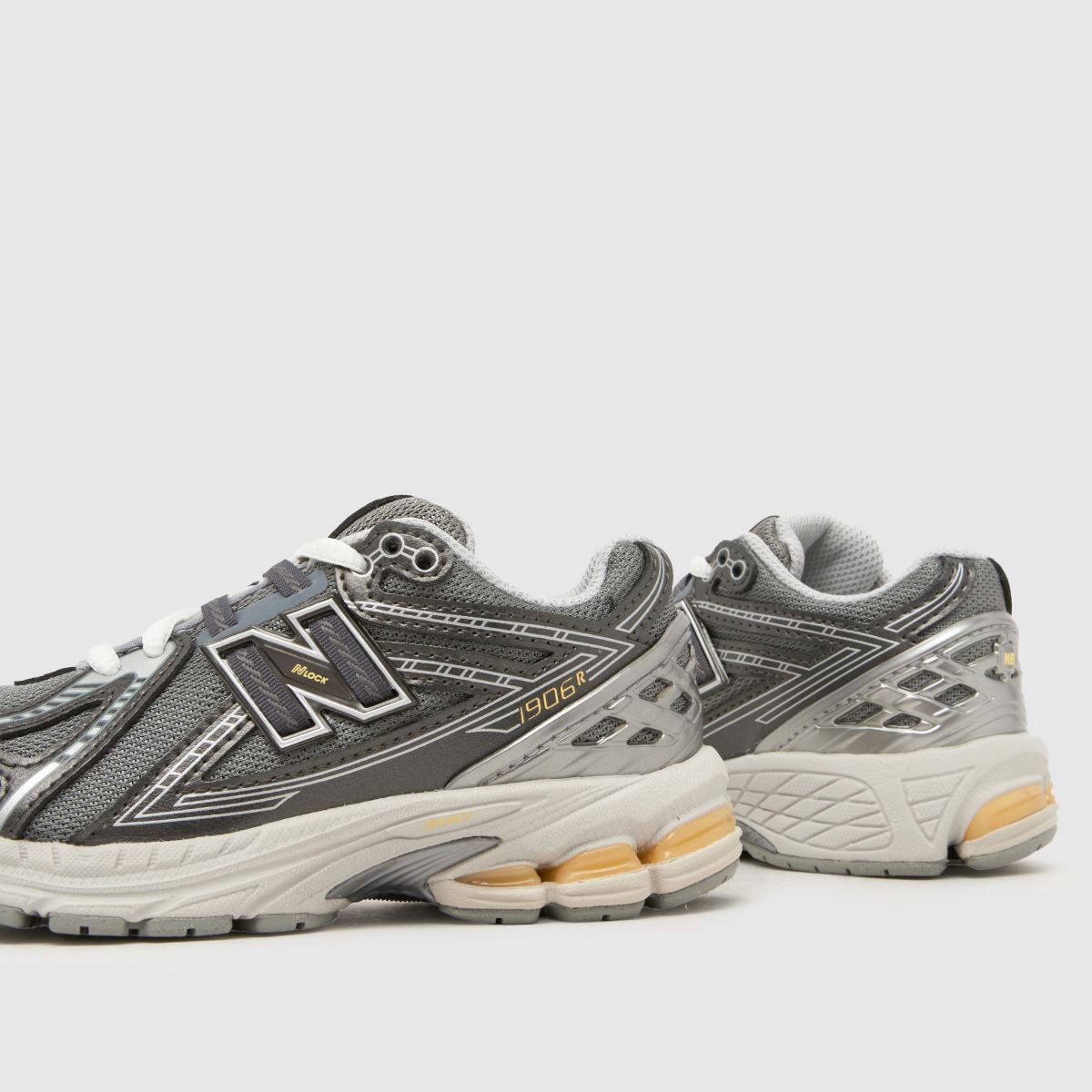New Balance 1906 Junior in Silver New Balance 1906 7