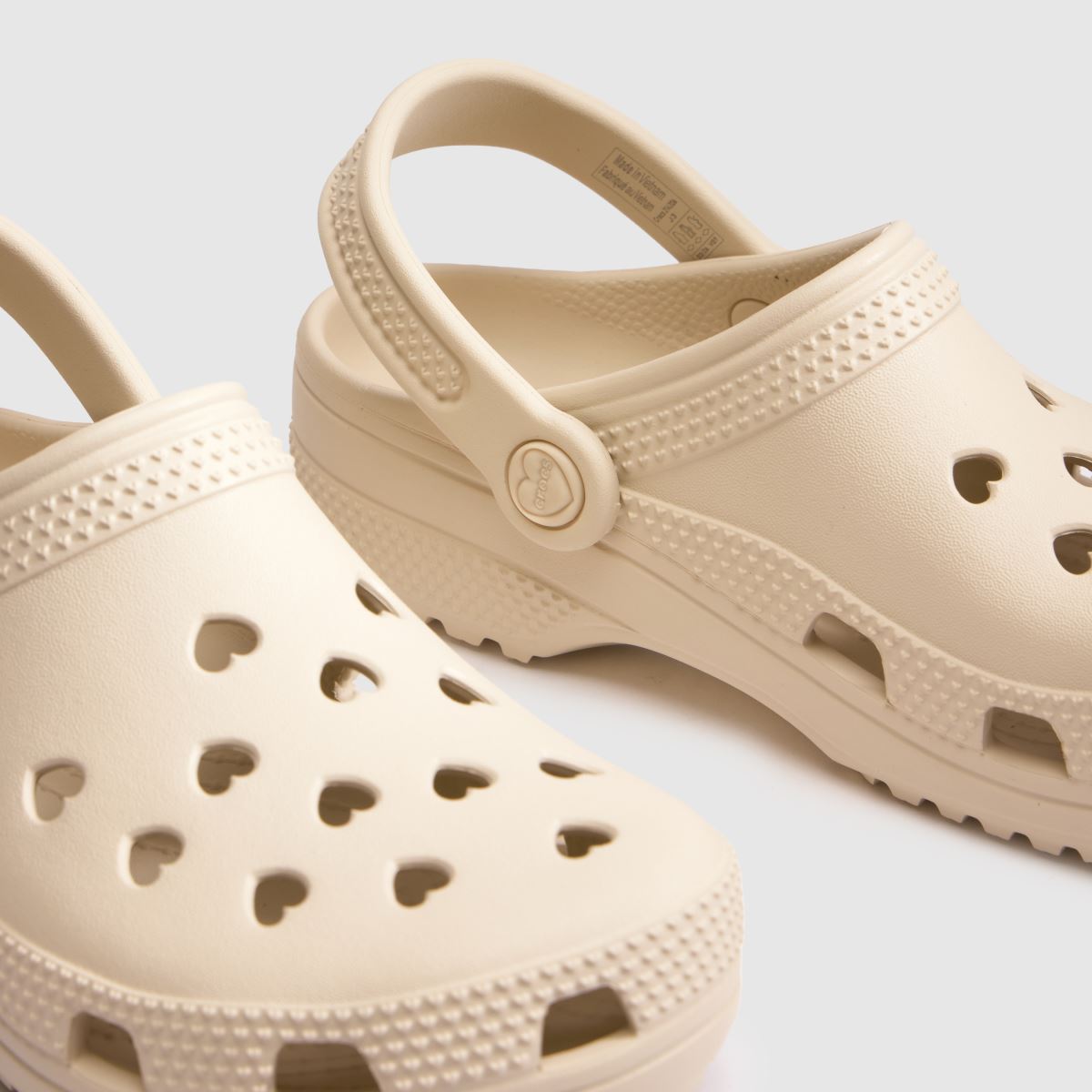 Crocs Classic Hearts Cut Out CLog Youth in Beige Crocs Classic Hearts Cut Out CLog 4