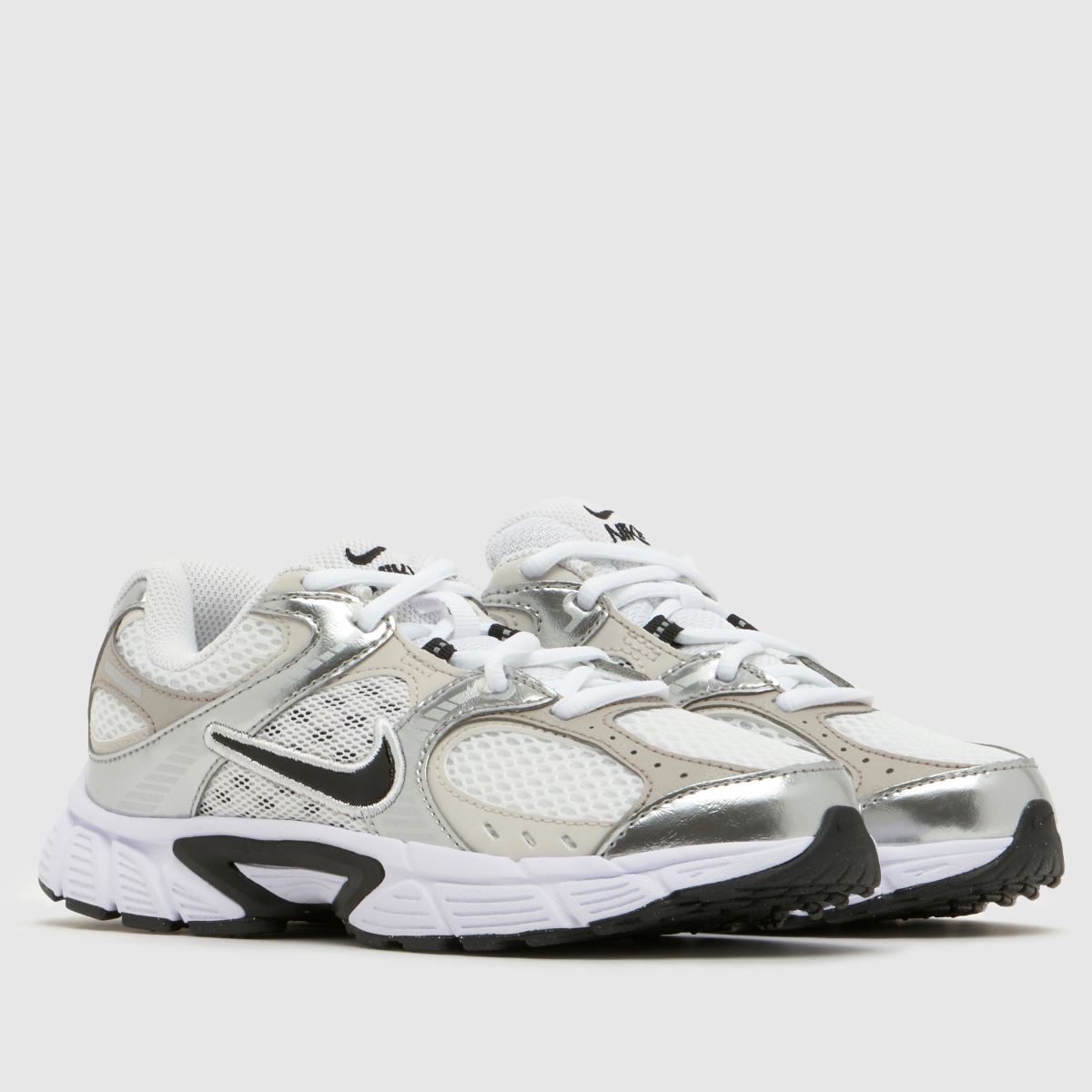 Nike V5 RNR Youth in White & Black Nike V5 RNR 1