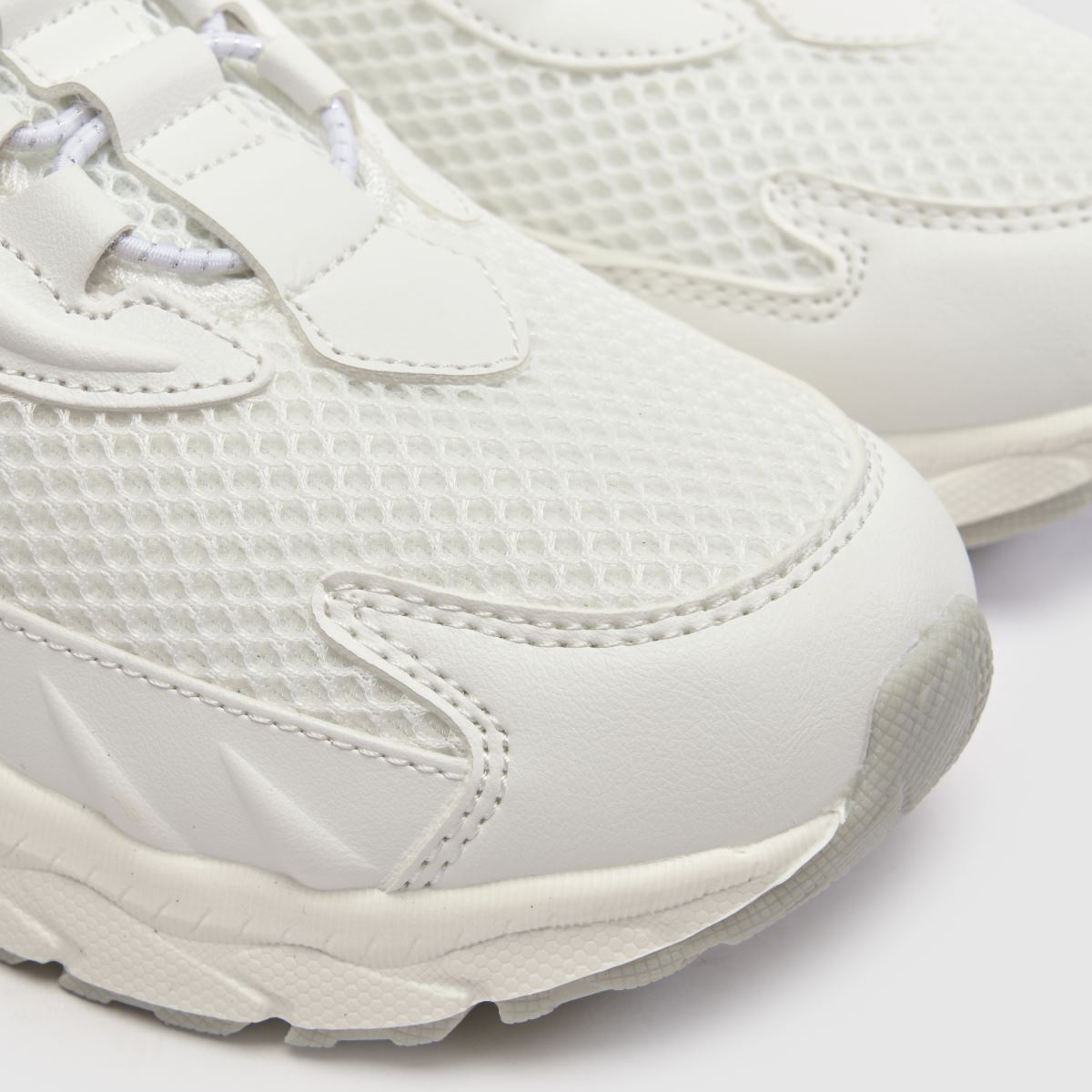 Saucony Volt SE Youth in White & Silver Saucony Volt SE 4