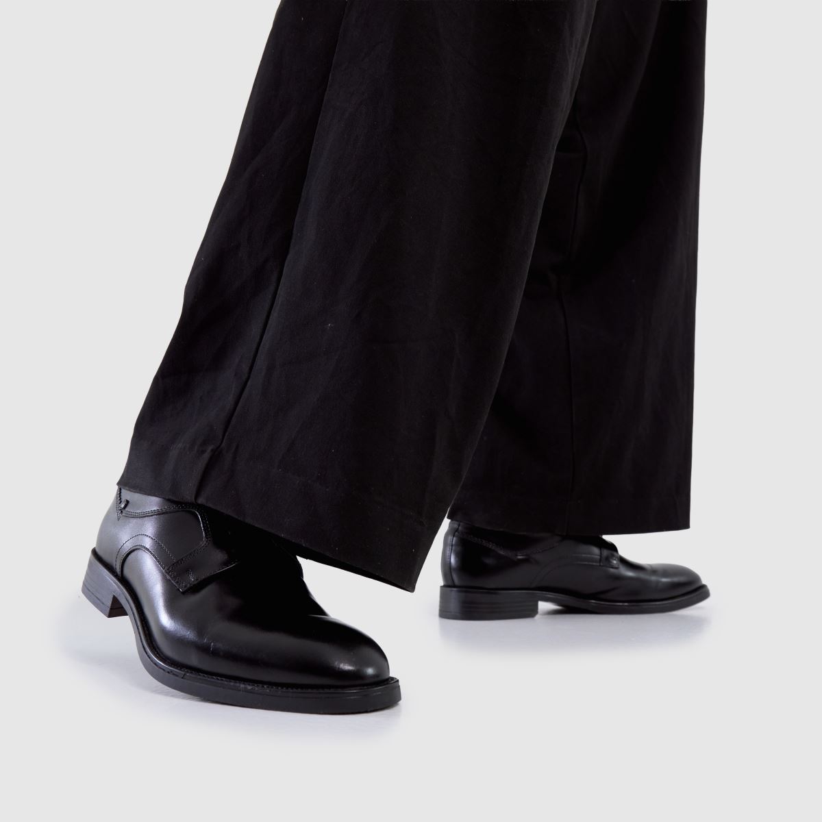 Base London Sleeve in Black Base London Sleeve 8