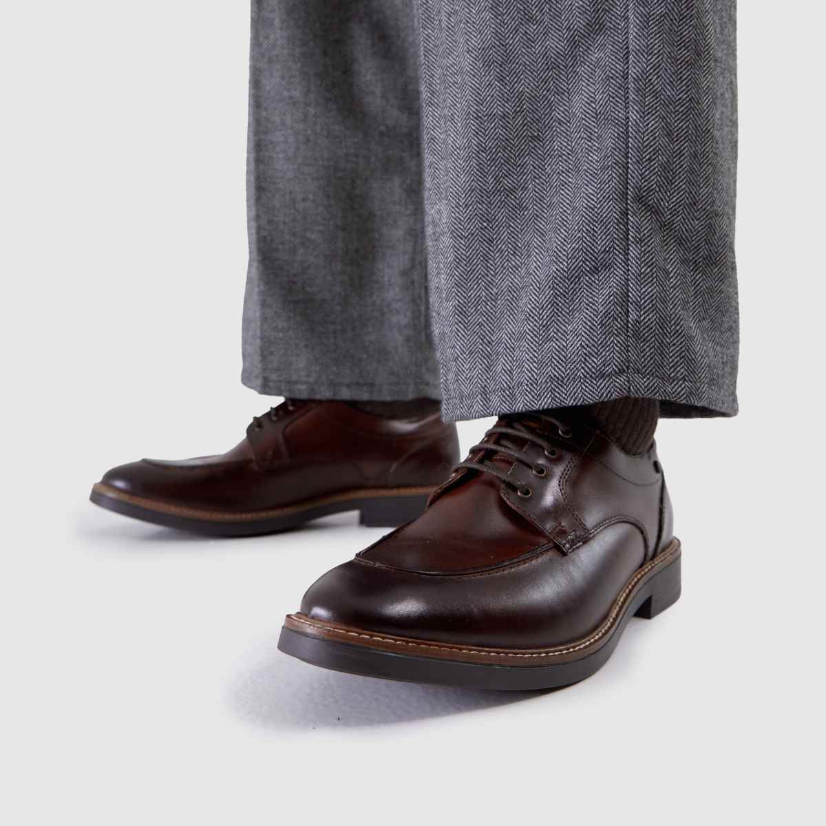 Base London Surrey Apron in Dark Brown Base London Surrey Apron 8