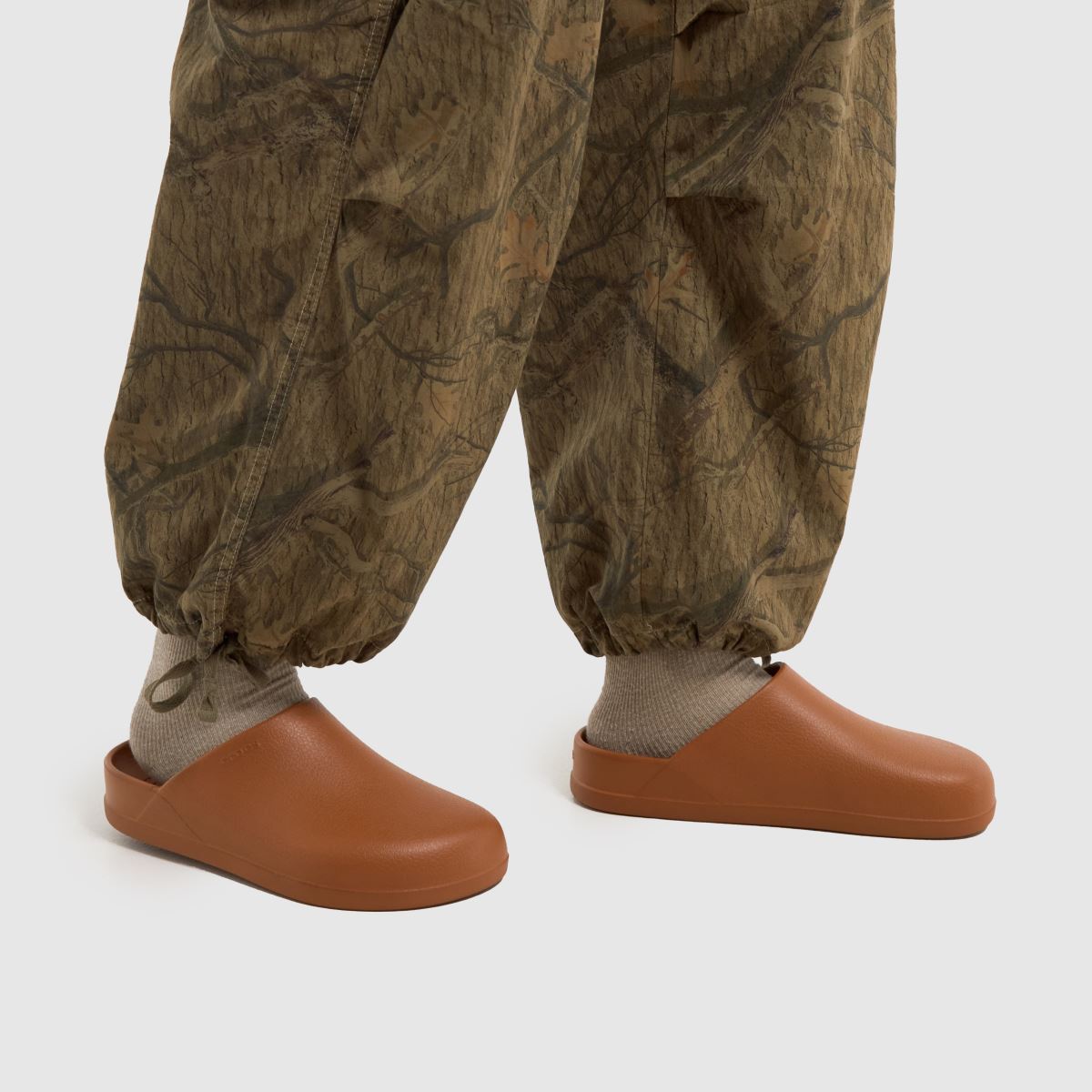 Mens Brown Crocs Dylan Clog Sandals schuh