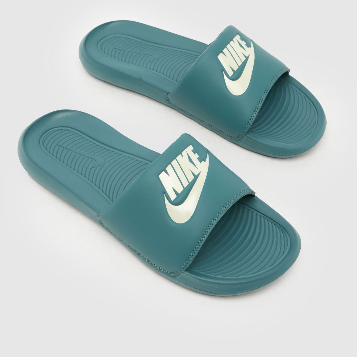 Nike Victori One in Turquoise Nike Victori One 1