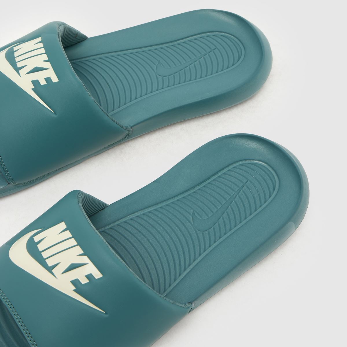 Nike Victori One in Turquoise Nike Victori One 7