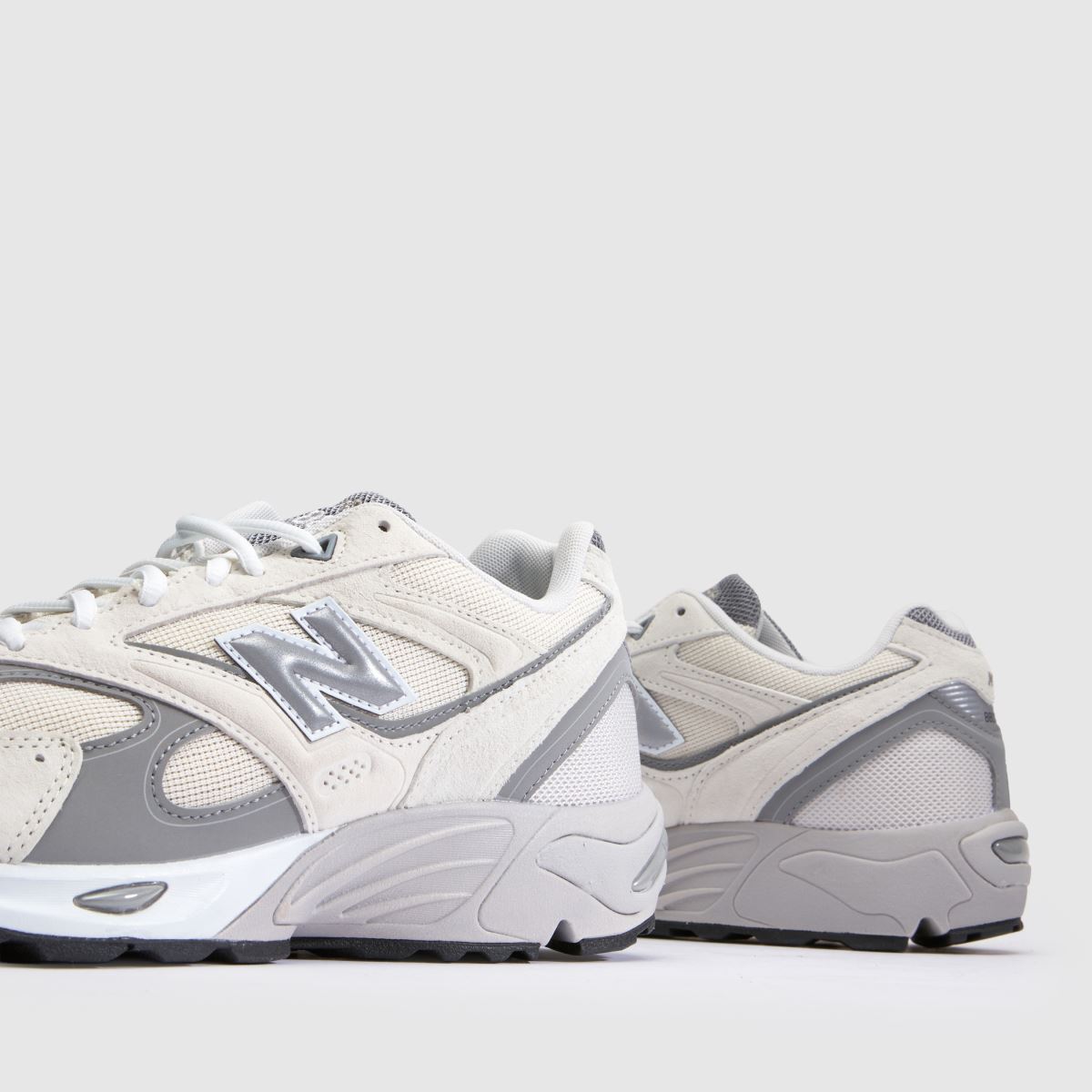 New Balance 880 in Off-White Multi New Balance 880 7