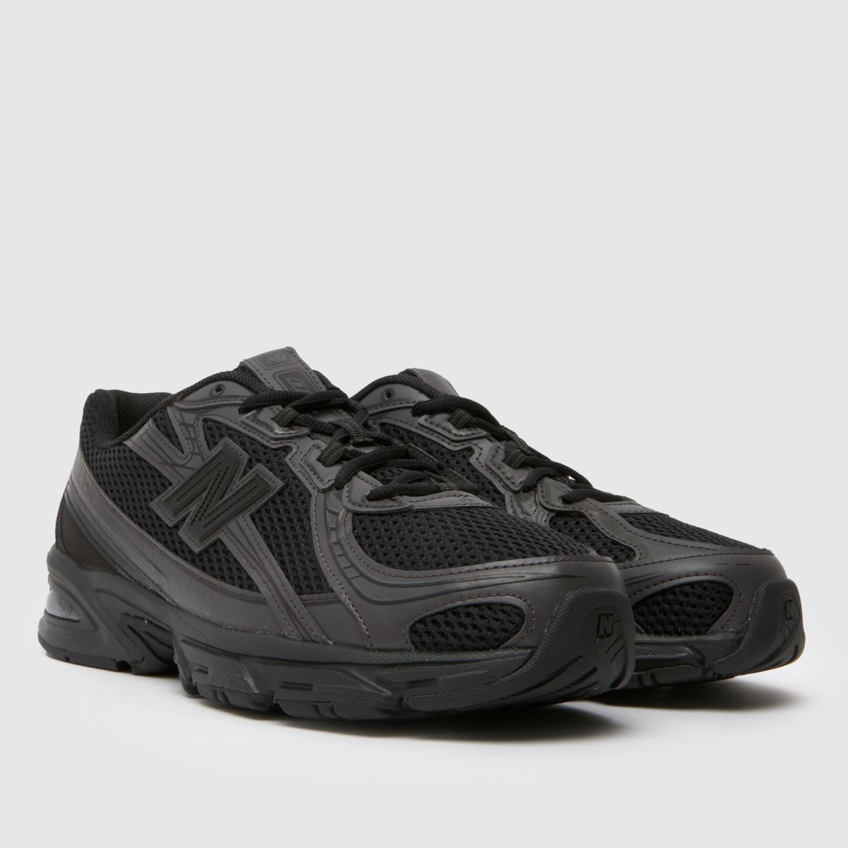 New Balance 740 Trainers in Black