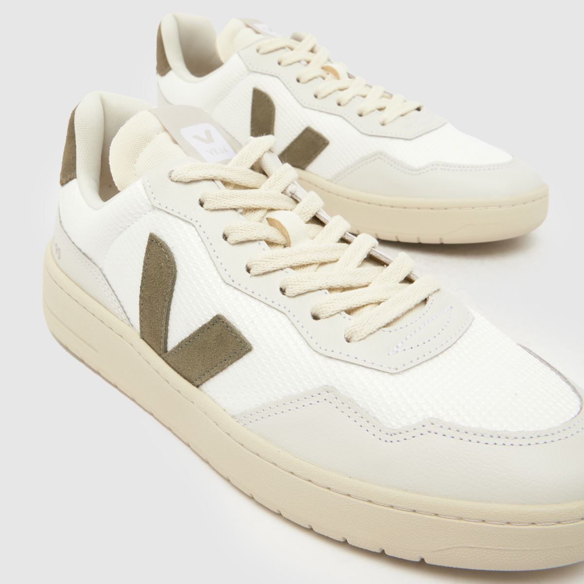 VEJA V-90 in White & Green VEJA V-90 4