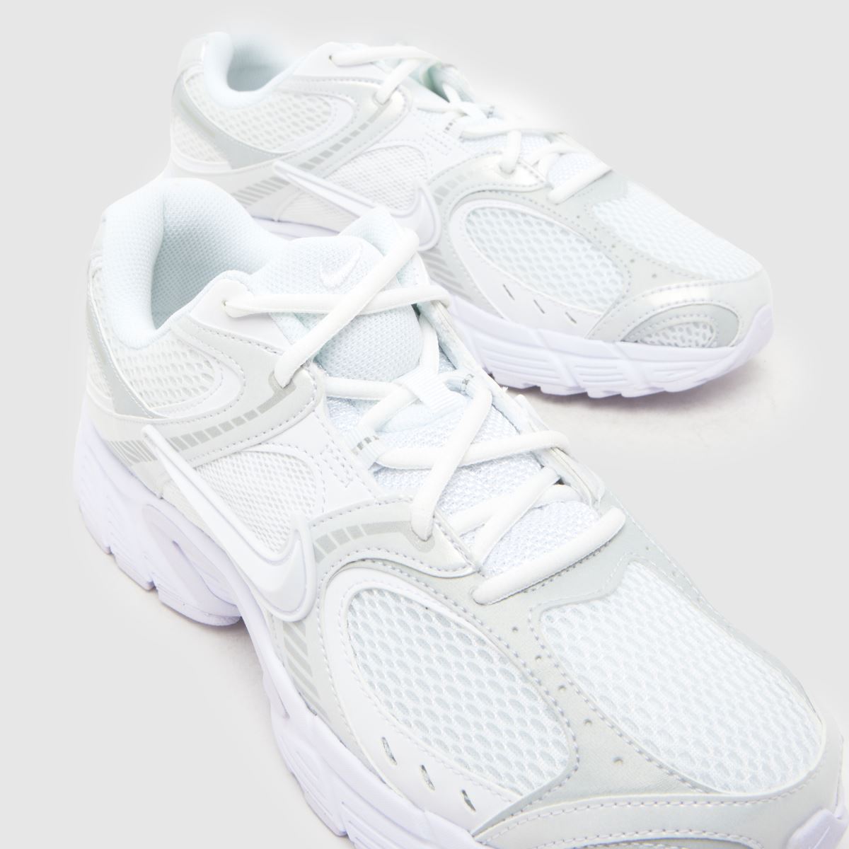Nike V5 Runner in White Nike V5 Runner 4