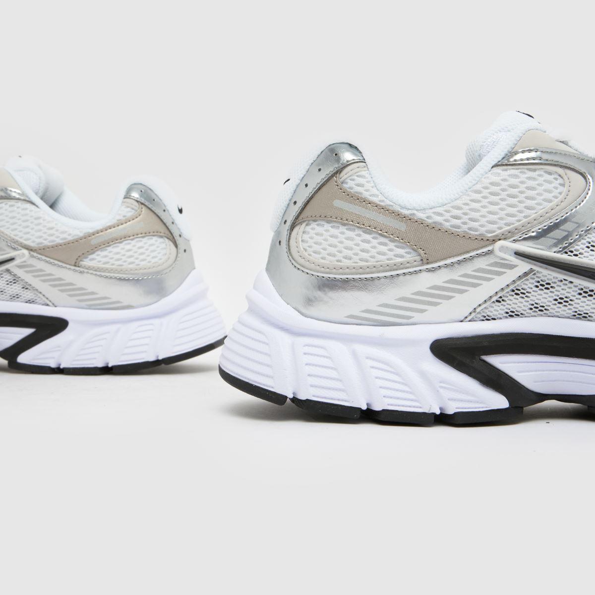 Nike V5 RNR in White & Black Nike V5 RNR 7