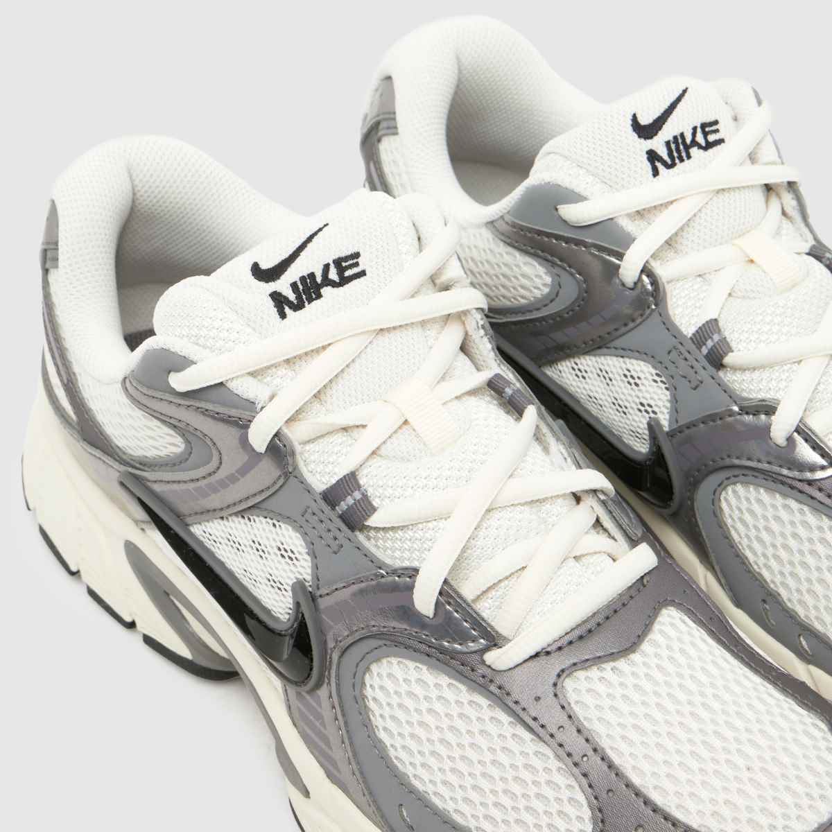 Nike V5 RNR in White & grey Nike V5 RNR 4