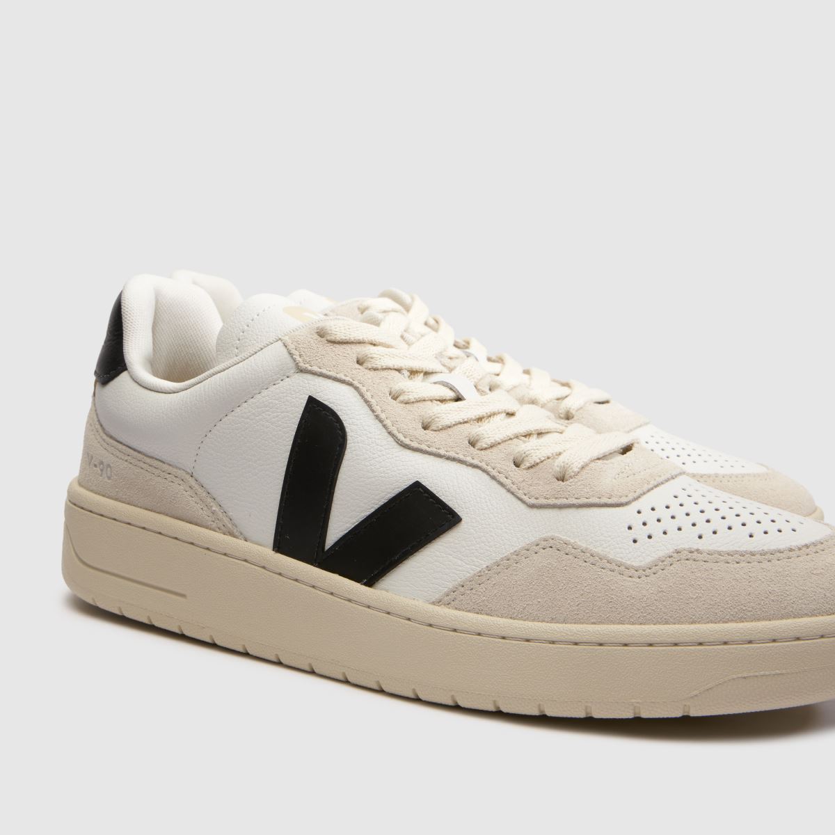 VEJA V-90 in White & Black VEJA V-90 4