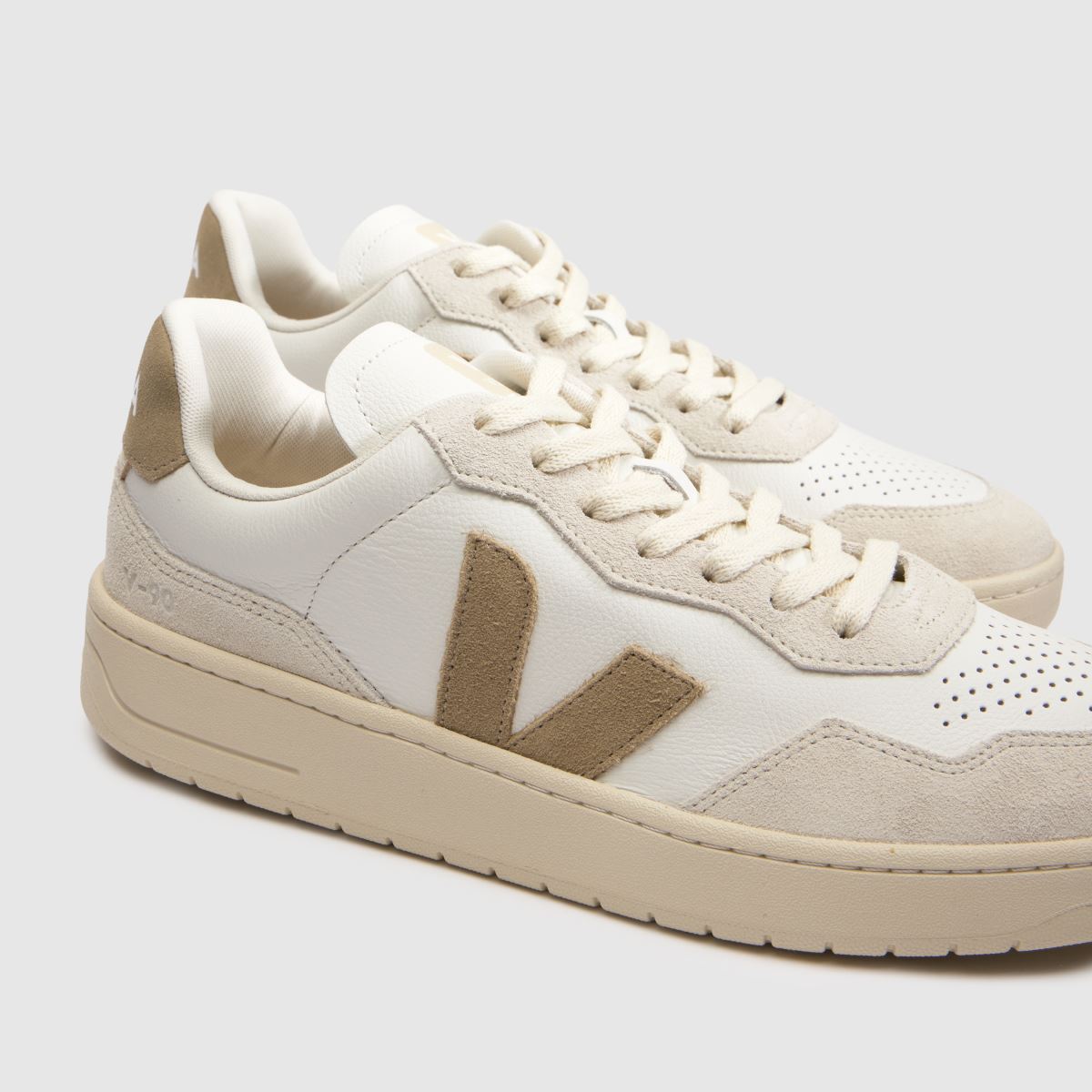 VEJA V-90 in Taupe VEJA V-90 4