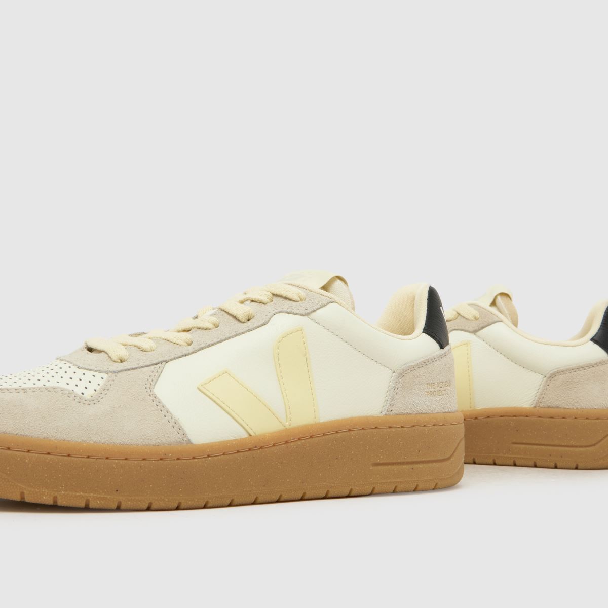 VEJA V-82 in Beige Multi VEJA V-82 7