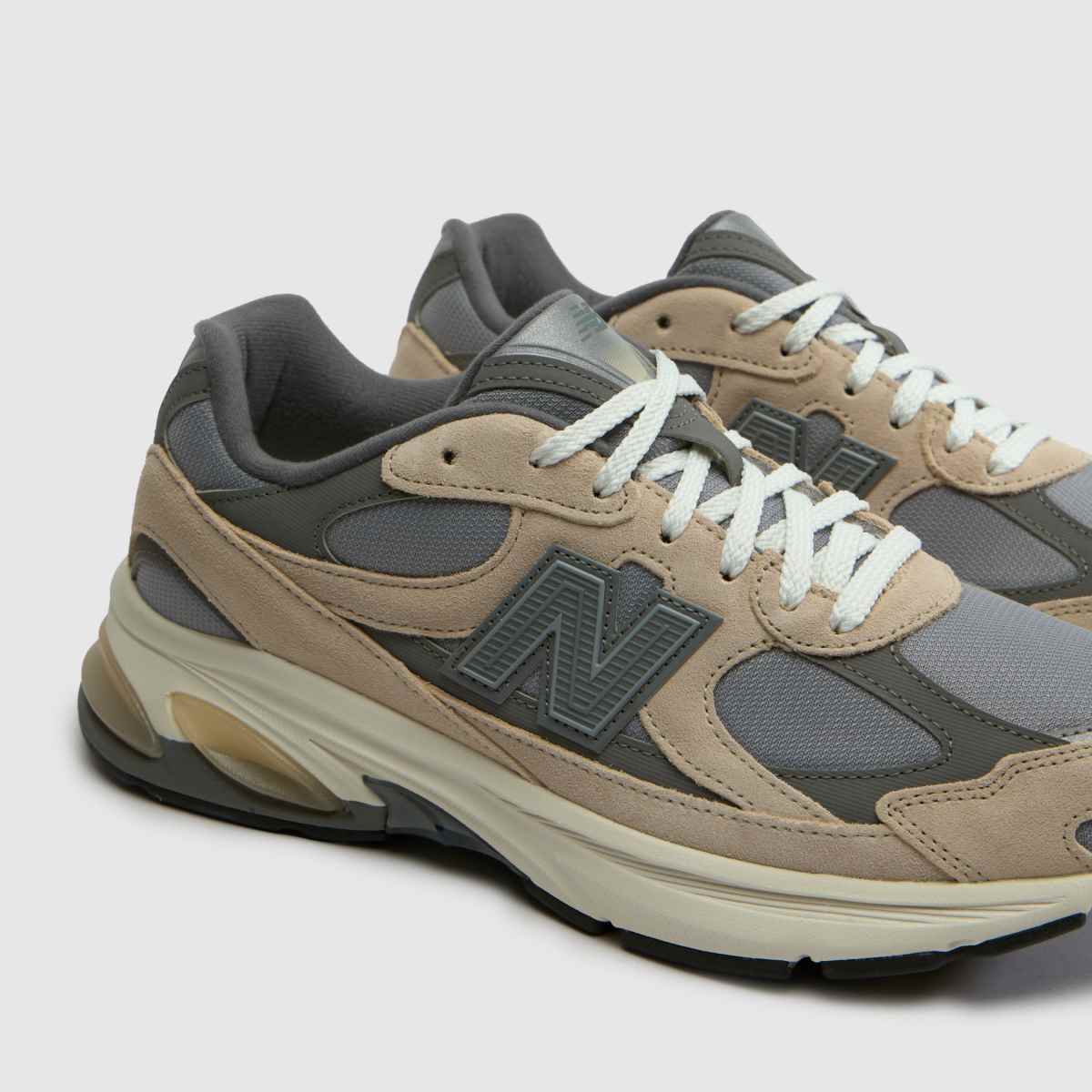 New Balance 2010 in Taupe New Balance 2010 4