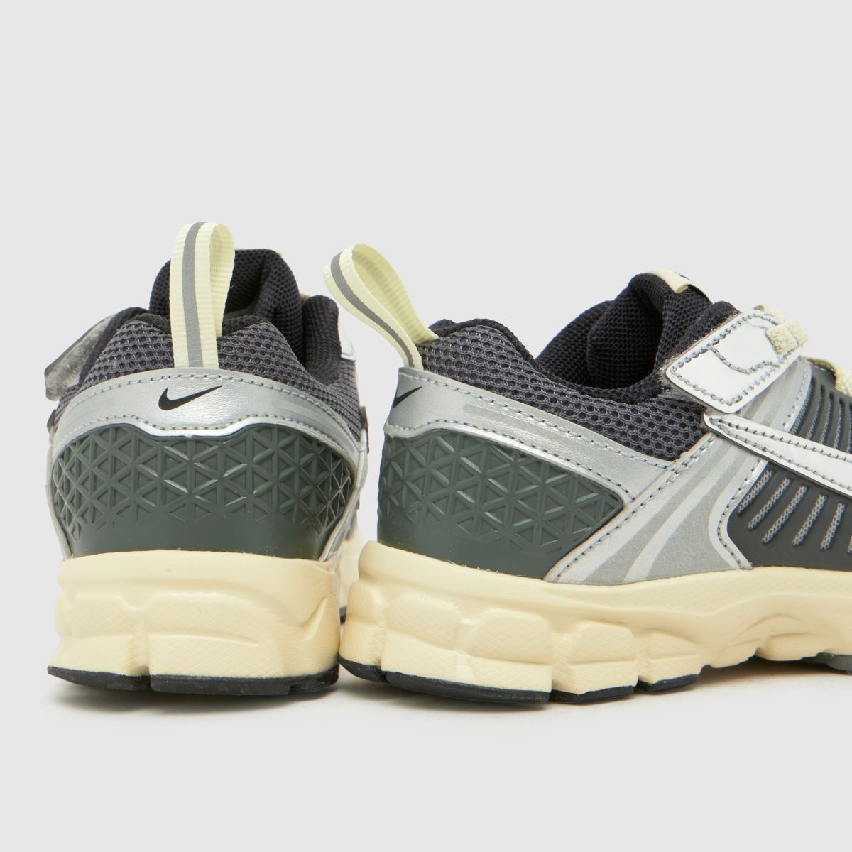 Nike Vomero 5 Boys Junior in Grey Nike Vomero 5 4