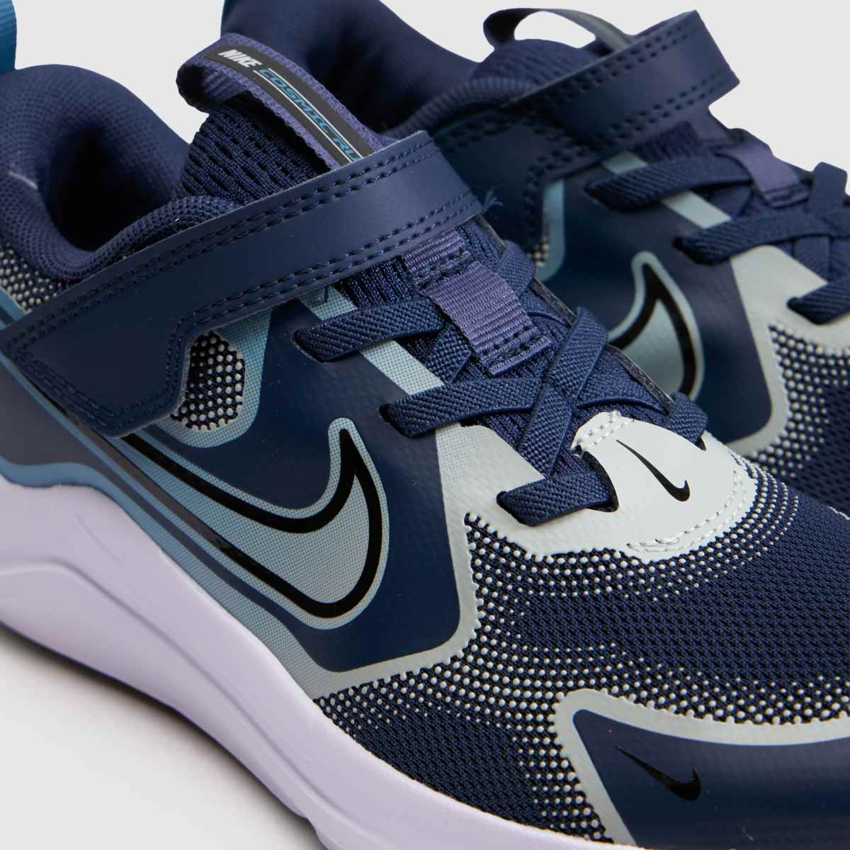 Nike Cosmic Runner Boys Junior in Grey & Navy Nike Cosmic Runner 4