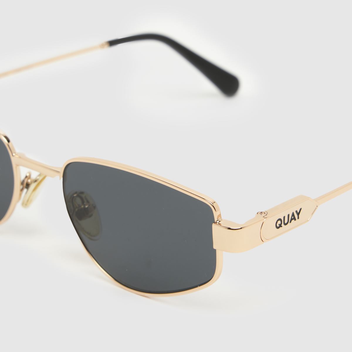 Quay Hit Single Sunglasses in Black & Gold Quay Hit Single Sunglasses 4