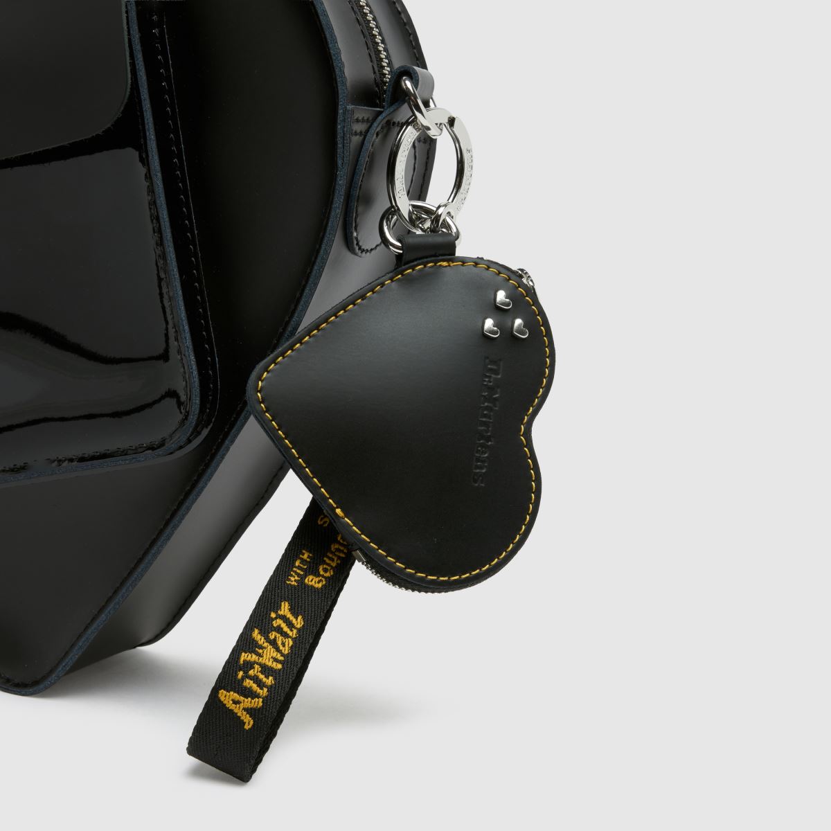 【DR MARTENS】Leather Heart Shaped Key Ring Purse 小銭入れ Leather Heart Shaped Key Ring Purse in Black | Dr. Martens