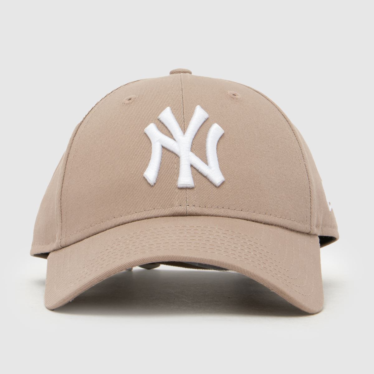 New Era League Essential 9FORTY Cap in Beige & White, Cotton