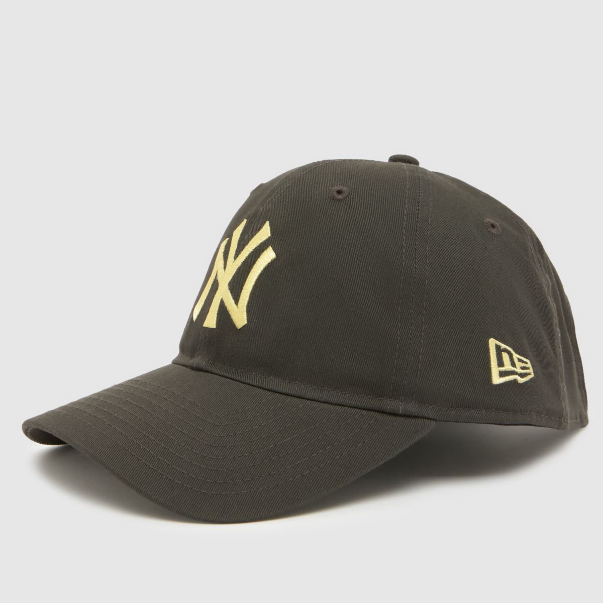 New Era 9TWENTY Yankees Slogan Cap in Brown Multi New Era 9TWENTY Yankees Slogan Cap 1
